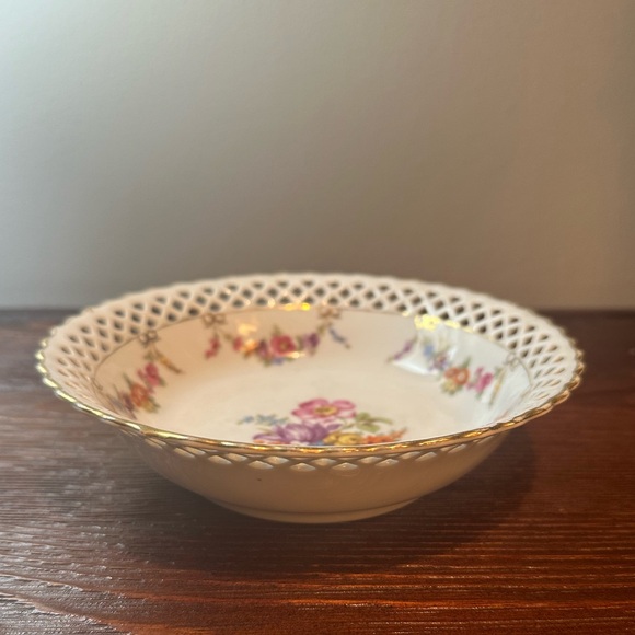 Schumann Bavaria Dresden pierced 7" porcelain bowl - Picture 2 of 7